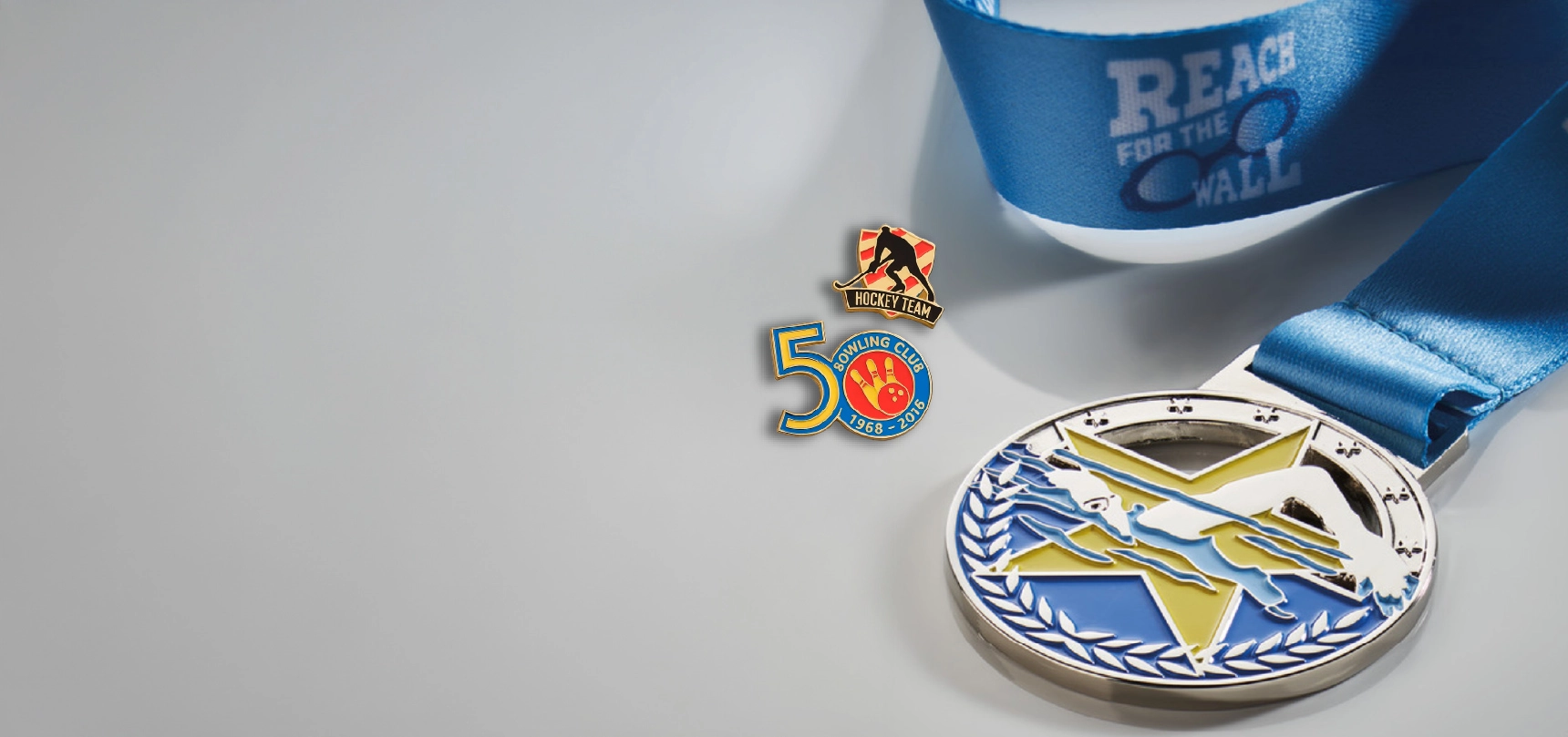 banner pin y medalla