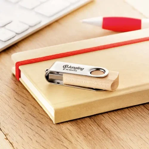 USB ecológica de madera personalizada con clip metálico giratorio tipo twister