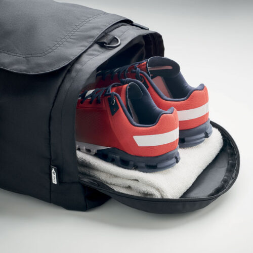 Bolso deportivo Valley en poliéster reciclado RPET con compartimento lateral, base rígida, correa ajustable y áreas amplias para personalización ecológica