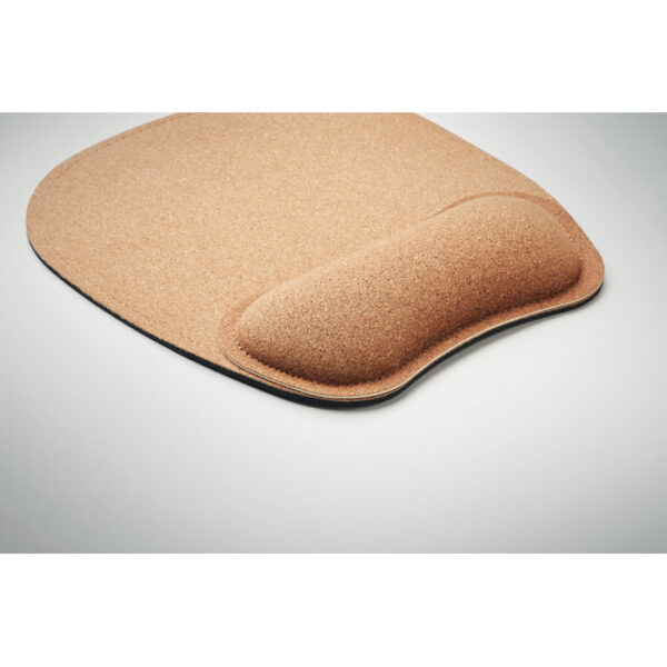 Mouse pad ergonómico de corcho MARBO con reposamuñeca sobre escritorio sostenible