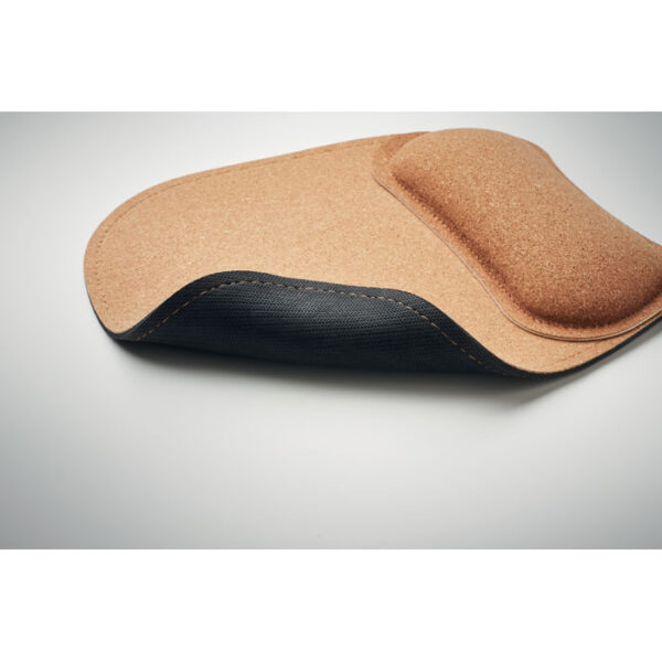 Mouse pad ergonómico de corcho MARBO con reposamuñeca sobre escritorio sostenible