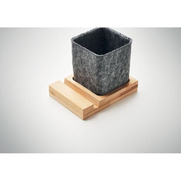 Porta lápices con soporte para celular en fieltro RPET y base de bambú natural