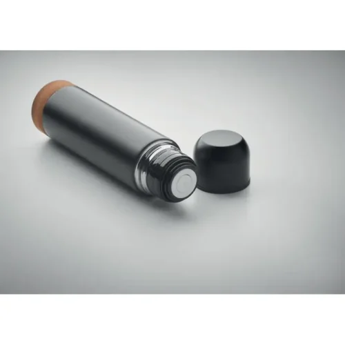 Termo Aventur: 500 ml en acero reciclado con aislamiento al vacío y base de corcho. Regalo premium sostenible, elegante y personalizable.