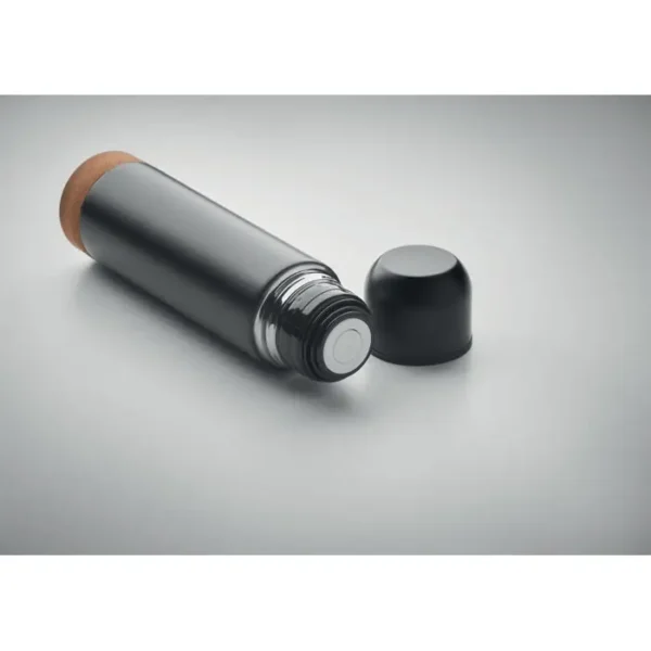 Termo Aventur: 500 ml en acero reciclado con aislamiento al vacío y base de corcho. Regalo premium sostenible, elegante y personalizable.