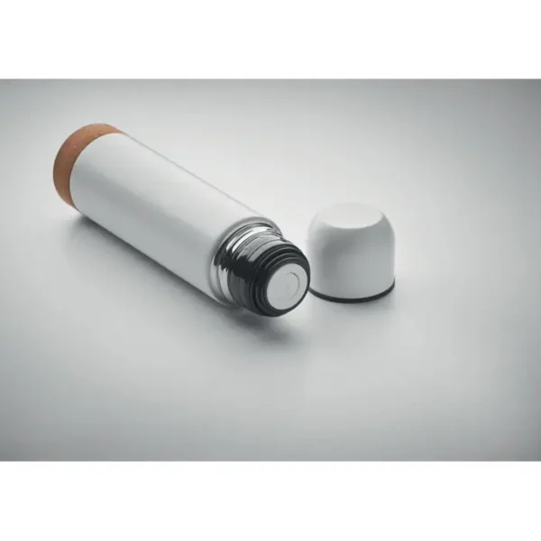Termo Aventur: 500 ml en acero reciclado con aislamiento al vacío y base de corcho. Regalo premium sostenible, elegante y personalizable.