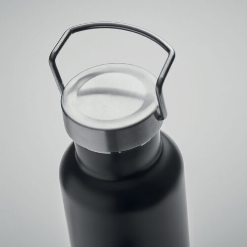 Botella térmica IVES de 500 ml con cuerpo de acero reciclado, base de corcho y tapa metálica con asa, ideal para regalos sostenibles y corporativos.