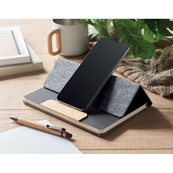 Libreta con soporte para celular hecha de fieltro RPET y bambú con bolígrafo ecológico incluido