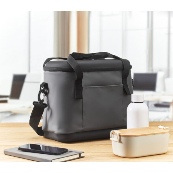 Lonchera térmica promocional Coolin de 40 litros con bolsillo frontal, abrebotellas y correa ajustable