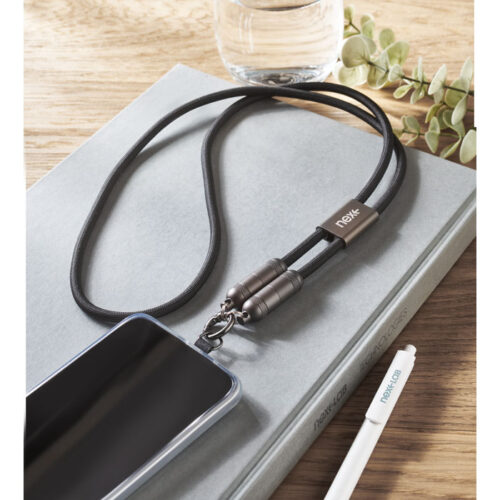 Lanyard SHAKA con cable de carga tipo C integrado y diseño ecológico en RPET