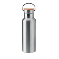 Botella térmica HELSINKI de 500 ml con cuerpo metálico aislado, tapa de bambú natural y asa metálica plegable. Ideal para branding ecológico y regalos premium.
