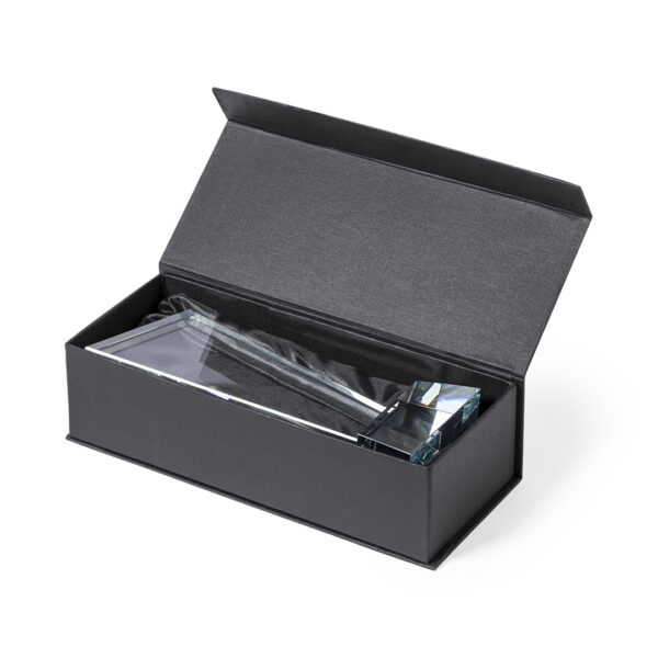 Trofeo de cristal LANTON con diseño asimétrico y base sólida, presentado en estuche rígido con interior troquelado