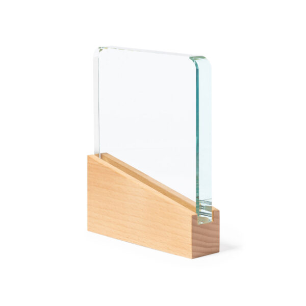 Placa de cristal vertical sobre base de madera natural con caja de presentación kraft