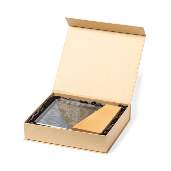 Placa de cristal vertical sobre base de madera natural con caja de presentación kraft