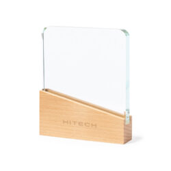 Placa de cristal vertical sobre base de madera natural con caja de presentación kraft
