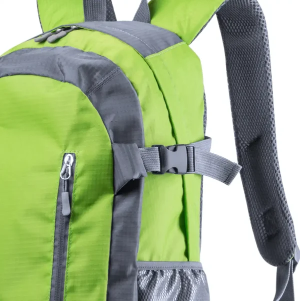 Mochila técnica promocional DENSUL con diseño deportivo y bolsillo frontal personalizable