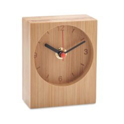 Reloj de mesa ecológico CLAMBU fabricado en bambú natural con diseño rectangular y manecillas analógicas visibles, ideal para personalización corporativa.