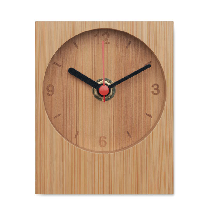 Reloj de mesa ecológico CLAMBU fabricado en bambú natural con diseño rectangular y manecillas analógicas visibles, ideal para personalización corporativa.