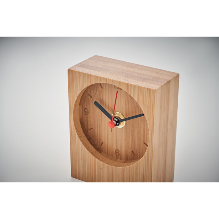 Reloj de mesa ecológico CLAMBU fabricado en bambú natural con diseño rectangular y manecillas analógicas visibles, ideal para personalización corporativa.