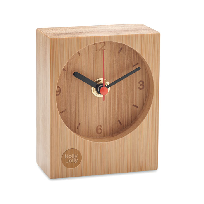 Reloj de mesa ecológico CLAMBU fabricado en bambú natural con diseño rectangular y manecillas analógicas visibles, ideal para personalización corporativa.