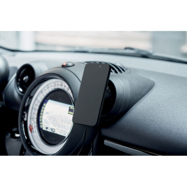 Soporte magnético para teléfono personalizado modelo HOLDME instalado en auto, ideal para promociones tecnológicas.