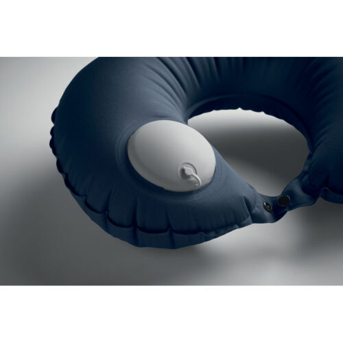 Almohada de viaje inflable ecológica HEDDOW con inflador integrado, hecha con PET reciclado y broche de sujeción frontal.