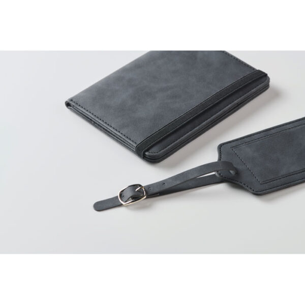 Set de viaje personalizado con porta pasaporte y etiqueta de equipaje en PU negro con logotipo corporativo