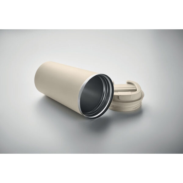 Vaso térmico de acero inoxidable personalizado BRACE+ con tapa hermética y cuerpo mate, ideal para bebidas en movimiento y campañas sostenibles.