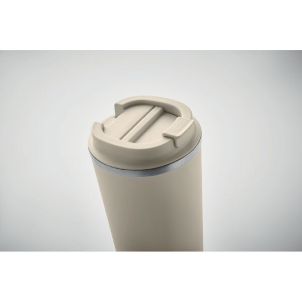 Vaso térmico de acero inoxidable personalizado BRACE+ con tapa hermética y cuerpo mate, ideal para bebidas en movimiento y campañas sostenibles.
