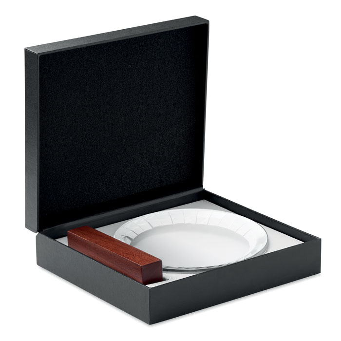 Trofeo circular de cristal óptico con base de madera natural y grabado decorativo de laurel