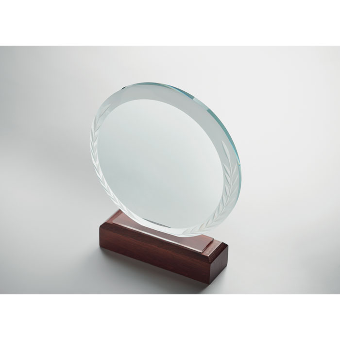 Trofeo circular de cristal óptico con base de madera natural y grabado decorativo de laurel