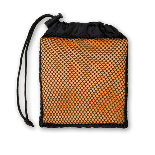 Toalla deportiva personalizada TUKO con funda de rejilla negra