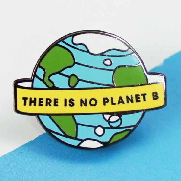 Pin personalizado con impresión offset a todo color, ideal para logotipos detallados y retratos promocionales.