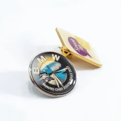 Pin personalizado con impresión offset a todo color, ideal para logotipos detallados y retratos promocionales.