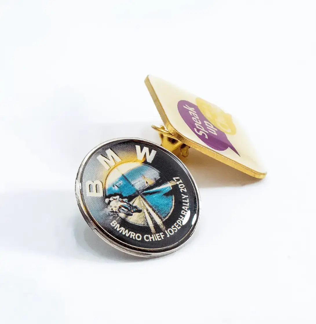 Pin personalizado con impresión offset a todo color, ideal para logotipos detallados y retratos promocionales.