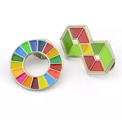 Pin esmaltado personalizado con relieve 3D, ideal para logotipos detallados y regalos corporativos de alto impacto visual.