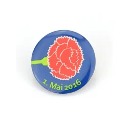 Pin personalizado con impresión offset a todo color, ideal para logotipos detallados y retratos promocionales.