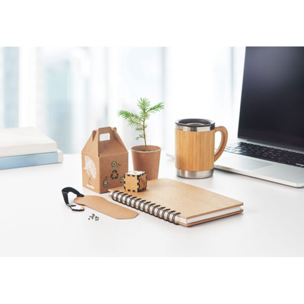 Libreta ecológica GROWNOTEBOOK™ con semillas de pino en la tapa y espiral metálico, ideal para promociones sostenibles con impacto positivo.