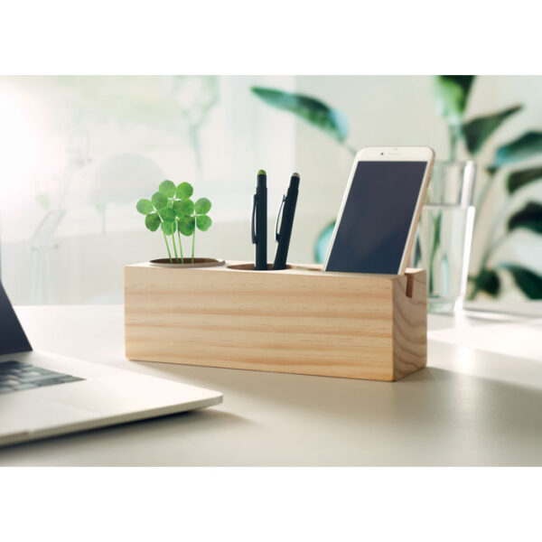 El soporte de madera con semillas THILA organiza tu escritorio y te permite plantar tréboles. Funcional, ecológico y perfecto para regalos corporativos.