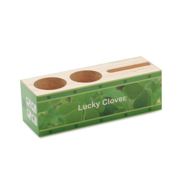El soporte de madera con semillas THILA organiza tu escritorio y te permite plantar tréboles. Funcional, ecológico y perfecto para regalos corporativos.
