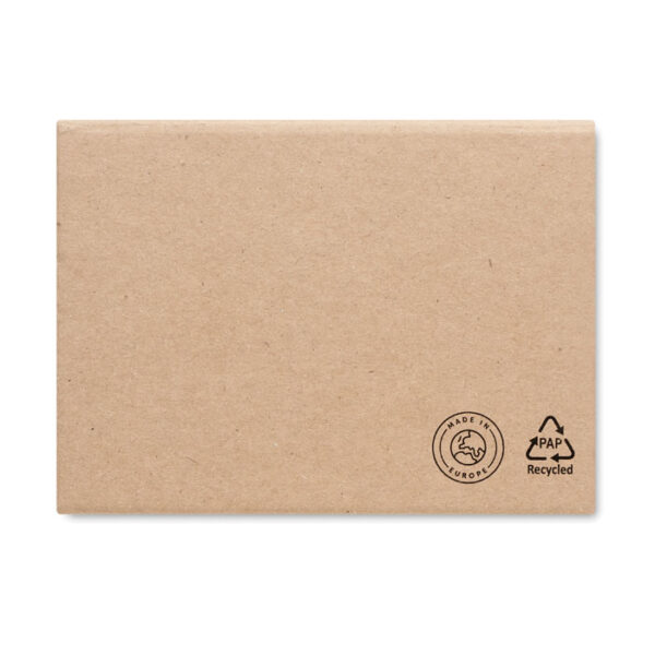 Bloc de notas adhesivas ecológico con tapas kraft y marcadores de colores reciclados, ideal para promociones sostenibles.