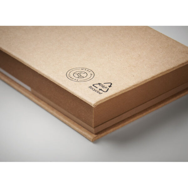 Bloc de notas adhesivas ecológico con tapas kraft y marcadores de colores reciclados, ideal para promociones sostenibles.
