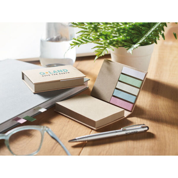 Bloc de notas adhesivas ecológico con tapas kraft y marcadores de colores reciclados, ideal para promociones sostenibles.