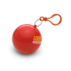 Poncho de lluvia personalizado NIMBUS en bola con mosquetón, ideal para promociones en eventos al aire libre y campañas de marca con utilidad.