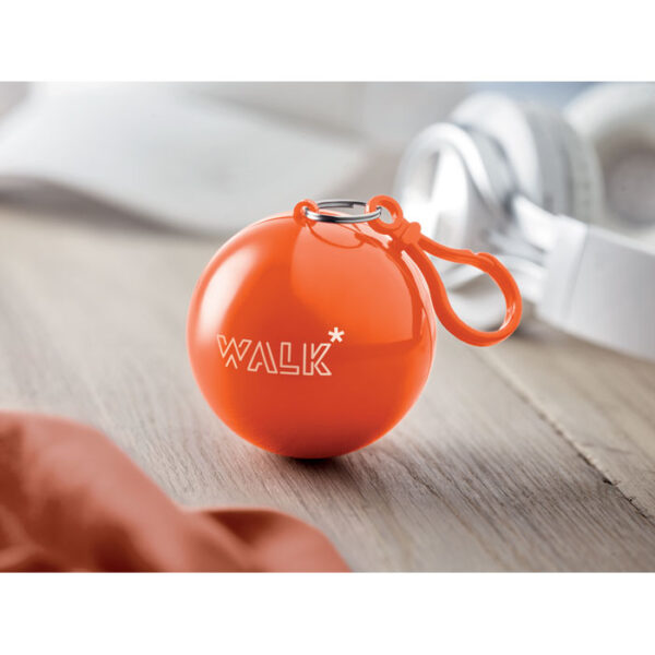 Poncho de lluvia personalizado NIMBUS en bola con mosquetón, ideal para promociones en eventos al aire libre y campañas de marca con utilidad.