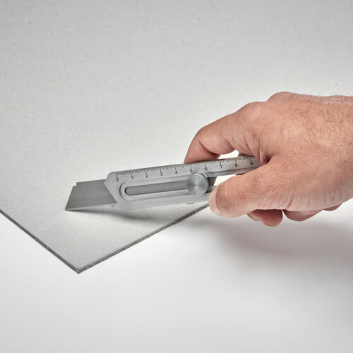 Cúter multifuncional personalizado KNIFEPLUS con diseño de acero y herramientas integradas