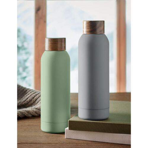 Botella acero inoxidable con madera de acacia y acabado suave, diseño ecológico para regalos corporativos y uso diario.