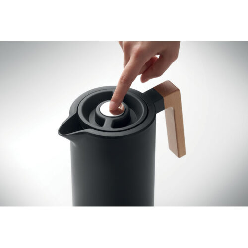 Jarra térmica de acero reciclado con asa de madera y acabado negro mate, ideal para café o té, perfecta para regalos corporativos sostenibles.