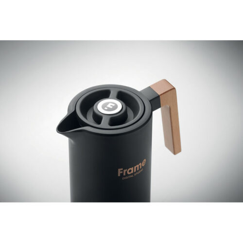 Jarra térmica de acero reciclado con asa de madera y acabado negro mate, ideal para café o té, perfecta para regalos corporativos sostenibles.