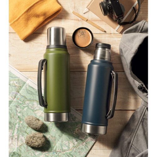 Botella térmica de acero reciclado con asa lateral y vaso integrado, diseño robusto y sostenible para bebidas frías o calientes.