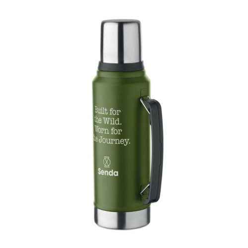 Botella térmica de acero reciclado con asa lateral y vaso integrado, diseño robusto y sostenible para bebidas frías o calientes.
